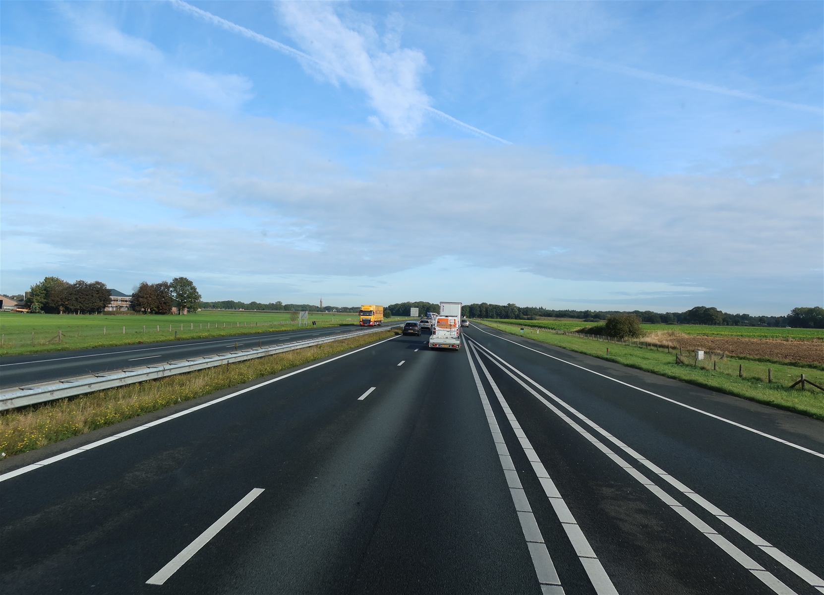 Illustratiefoto, snelweg A50 waar auto's overheen rijden